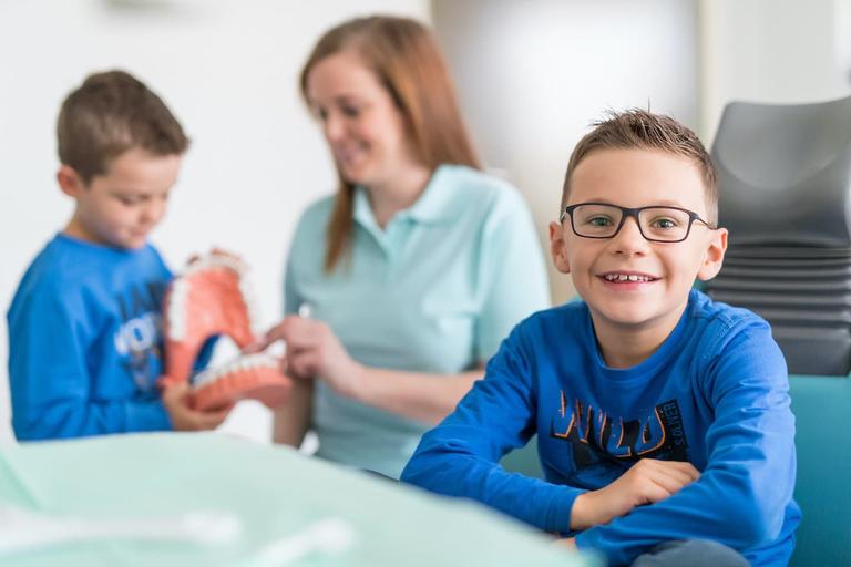 Wenn Kinderzähne aus der Reihe tanzen, sorgen wir bei Schmalhofer und Partner in Regensburg mit der Kieferorthopädie wieder für gerade Verhältnisse. 