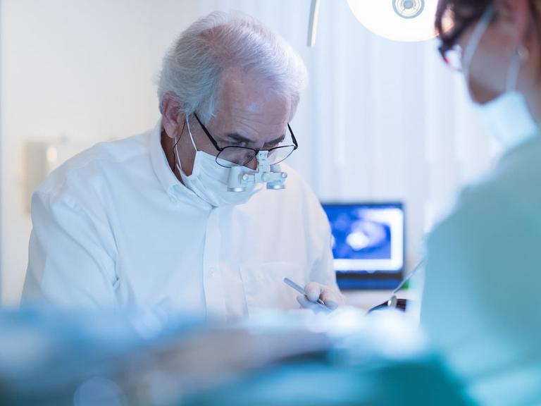 Wurzelbehandlung: Schmalhofer und Partner in Regensburg sind Spezialisten für Endodontie. 