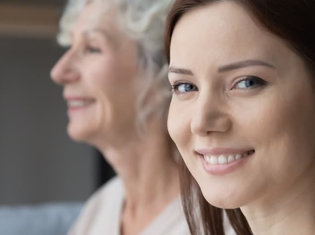 Frauen und Zahngesundheit – Schmalhofer und Partner in Regensburg begleiten Patientinnen durch jede Lebenslage. 